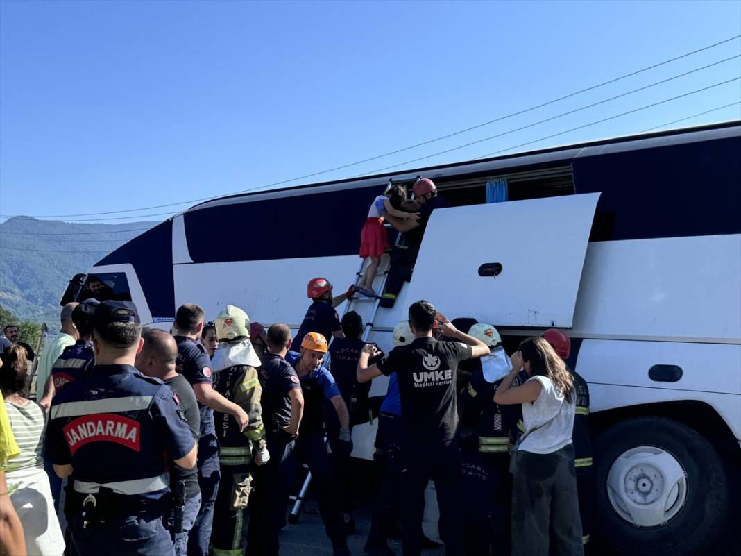 Tur otobüsü yan yattı, ölümden dönen 43 yolcu böyle kurtarıldı 4